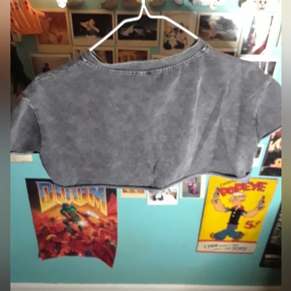 Crop safety pin snake tee - Picture 4 of 5